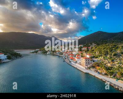 Schöne Luftaufnahme bei Ierakas oder Gerakas, einem malerischen Fischerdorf in Laconia, Griechenland. Das Dorf ist auch als der griechische natürliche Fjord du bekannt Stockfoto