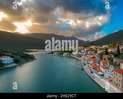 Schöne Luftaufnahme bei Ierakas oder Gerakas, einem malerischen Fischerdorf in Laconia, Griechenland. Das Dorf ist auch als der griechische natürliche Fjord du bekannt Stockfoto