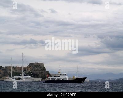 Jachten vor der Küste in Garitsa Bay, Korfu, Griechenland, Stockfoto