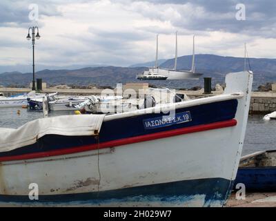 Die weltweit größte Yacht 'Sailing Yacht A' ankerte vor der Küste in der Garitsa Bay, Korfu, Griechenland, mit kleinen Booten im Vordergrund Stockfoto