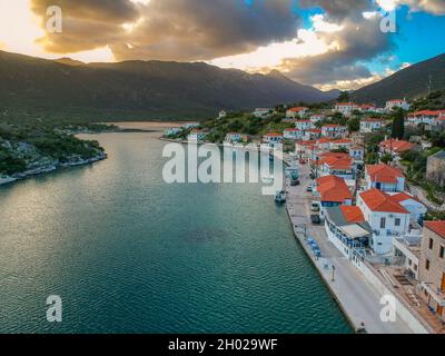 Schöne Luftaufnahme bei Ierakas oder Gerakas, einem malerischen Fischerdorf in Laconia, Griechenland. Das Dorf ist auch als der griechische natürliche Fjord du bekannt Stockfoto