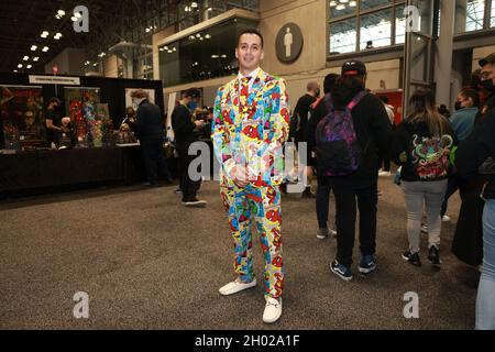 New York, N.Y/USA – 9. Oktober 2021: Ein Cosplayer ist in Spiderman-Comic-Anzug gekleidet, nimmt an der Comic Con 2021 Teil. Quelle: Gordon Donovan/Alamy Live Stockfoto