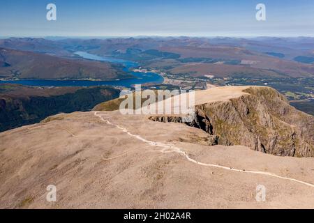 Luftaufnahme des Fußweges zum Gipfel des Ben Nevis mit mehreren Seeschlingen im Hintergrund. Stockfoto