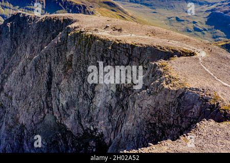 Luftaufnahme des Gipfels von Ben Nevis - Schottland und des höchsten Berges Großbritanniens an einem klaren, sonnigen Tag Stockfoto