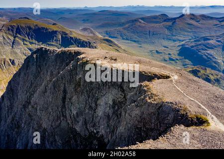 Luftaufnahme des Gipfels von Ben Nevis - Schottland und des höchsten Berges Großbritanniens an einem klaren, sonnigen Tag Stockfoto