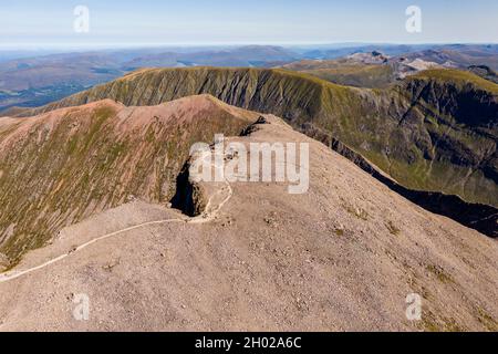 Luftaufnahme des Gipfels von Ben Nevis - Schottland und des höchsten Berges Großbritanniens an einem klaren, sonnigen Tag Stockfoto