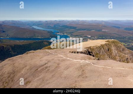 Luftaufnahme des Fußweges zum Gipfel des Ben Nevis mit mehreren Seeschlingen im Hintergrund. Stockfoto