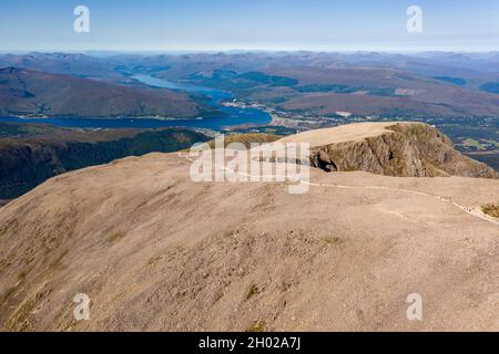 Luftaufnahme des Fußweges zum Gipfel des Ben Nevis mit mehreren Seeschlingen im Hintergrund. Stockfoto