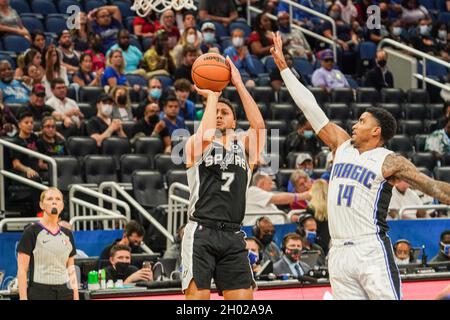 Orlando, Florida, USA, 10. Oktober 2021, Schießen von San Antonio Spurs die Wache Bryn Forbes #7 schießt einen Dreipunkt im Amway Center. (Foto: Marty Jean-Louis) Quelle: Marty Jean-Louis/Alamy Live News Stockfoto