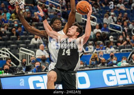 Orlando, Florida, USA, 10. Oktober 2021, San Antonio Spurs Power Forward Drew Eubanks #14 Versuch, einen Korb im Amway Center zu machen. (Foto: Marty Jean-Louis) Quelle: Marty Jean-Louis/Alamy Live News Stockfoto