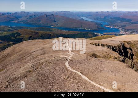 Luftaufnahme des Fußweges zum Gipfel des Ben Nevis mit mehreren Seeschlingen im Hintergrund. Stockfoto