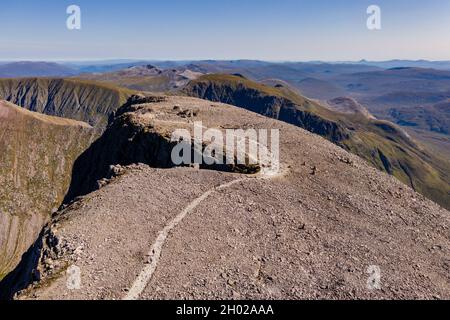 Luftaufnahme des Gipfels von Ben Nevis - Schottland und des höchsten Berges Großbritanniens an einem klaren, sonnigen Tag Stockfoto