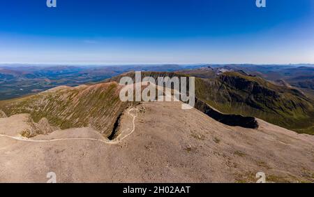 Panorama-Luftaufnahme des Gipfels von Ben Nevis - der höchste Berg in Schottland und Großbritannien an einem klaren, sonnigen Tag Stockfoto