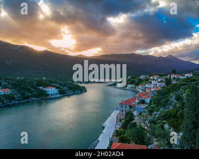 Schöne Luftaufnahme bei Ierakas oder Gerakas, einem malerischen Fischerdorf in Laconia, Griechenland. Das Dorf ist auch als der griechische natürliche Fjord du bekannt Stockfoto