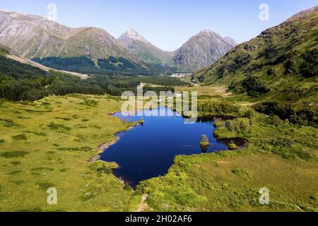 Luftaufnahme der Berge, Wälder und Seen von Glen Etive in den schottischen Highlands Stockfoto