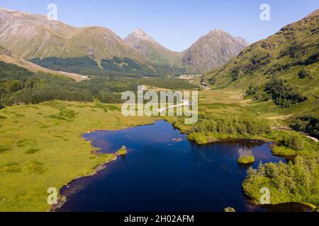 Luftaufnahme der Berge, Wälder und Seen von Glen Etive in den schottischen Highlands Stockfoto