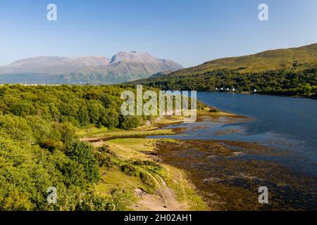 Luftaufnahme von Ben Nevis, Fort William und Loch Eil in der Abendsonne Stockfoto