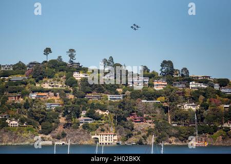 Sausalito, CA, USA. 9. Oktober 2021. Blue Angles fliegen während einer Fleet Week Air Show 2021 von Sausalito, Kalifornien, aus. Stockfoto