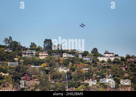 Sausalito, CA, USA. 9. Oktober 2021. Blue Angles fliegen während einer Fleet Week Air Show 2021 von Sausalito, Kalifornien, aus. Stockfoto