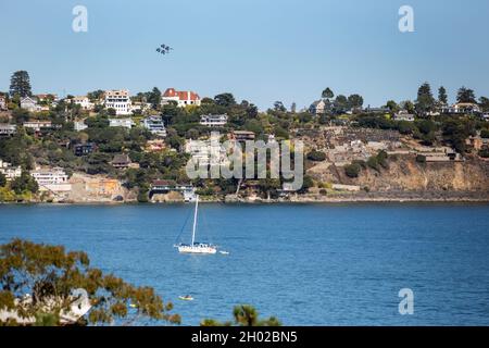 Sausalito, CA, USA. 9. Oktober 2021. Blue Angles fliegen während einer Fleet Week Air Show 2021 von Sausalito, Kalifornien, aus. Stockfoto