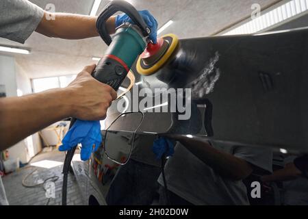 Auto detailliert Studio-Arbeiter Polieren Auto Farbe und Entfernen von Stratches Stockfoto