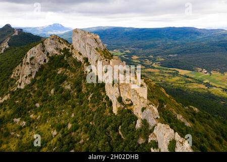 Luftaufnahme der Burgruine Peyrepertuse in der Aude in Frankreich Stockfoto