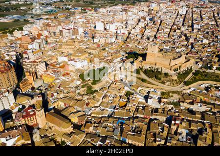 Blick von der Drohne auf die spanische Stadt Villena mit Blick auf das Schloss Atalaya Stockfoto