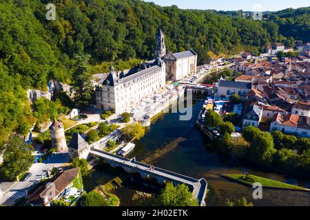 Flug über die Stadt Brantome en Perigord am Sommertag Stockfoto