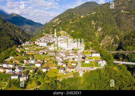 Gesamtansicht des Dorfes Intragna in den Schweizer Alpen im Sommer Stockfoto