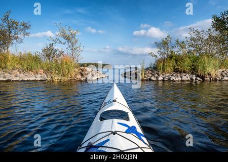 Kajakfahren rund um die Ruuhonsaaret-Inseln, Taipalsaari, Finnland Stockfoto