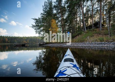 Kajakfahren rund um die Ruuhonsaaret-Inseln, Taipalsaari, Finnland Stockfoto