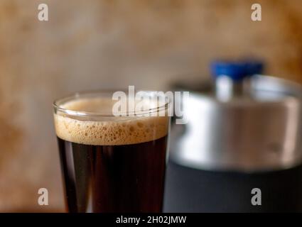 Kaltes Glas Bier mit schaumigem Kopf Stockfoto