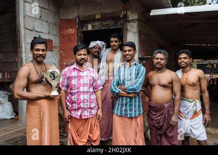 Aranmula, Indien - 5. Dezember 2015: Kerala. Silber Spiegel handgemachte Produktion in ländlichen Gebieten, macht der Mensch handgefertigte einzigartige Kunstwerke. Familie klein Stockfoto