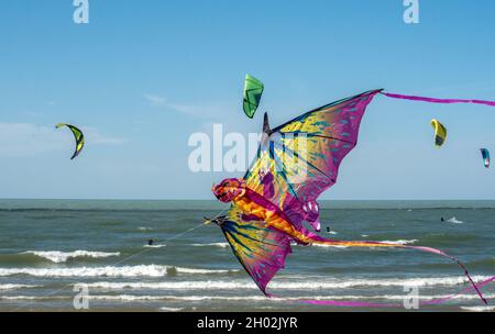 Am Lake Michigan, USA, fliegt ein Drachen-Drachen über den Strand Stockfoto