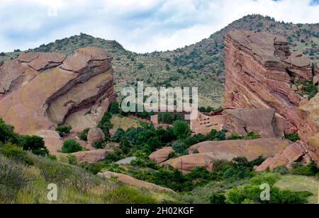 Das Red Rocks Amphitheater in Morrison colorado ist ein wunderschöner Ort im Freien, an dem Konzerte und Veranstaltungen stattfinden Stockfoto