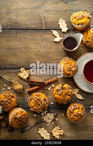 Kürbismuffins mit Hafer und braunem Zucker bröckeln Stockfoto