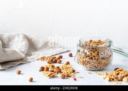 Gesundes Frühstück auf grauem Hintergrund. Das Konzept der leckeren und gesunden Lebensmittel. Draufsicht, Kopierbereich. Stockfoto