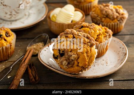 Kürbismuffins mit Hafer und braunem Zucker bröckeln Stockfoto