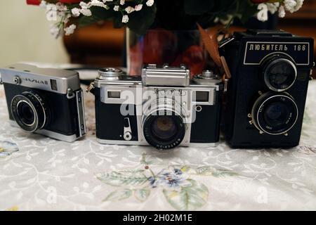 Drei sowjetische Kameras - Chaika 2, Kiew 4 und Lubitel 166 Stockfoto