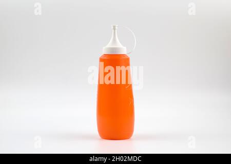 Flaschen Ketchup isoliert auf weißem Hintergrund Stockfoto