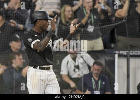 Chicago, Usa. Oktober 2021. Chicago White Sox Tim Anderson feiert das Tor gegen die Houston Astros während der vierten Ausreissung von Spiel drei des MLB ALDS bei Guaranteed Rate Field in Chicago, IL am Sonntag, 10. Oktober 2021. Foto von Mark Black/UPI Credit: UPI/Alamy Live News Stockfoto