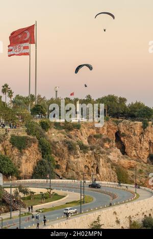 Gleitschirm fliegt über den Konyaalti Strand in Antalya, Türkei Stockfoto
