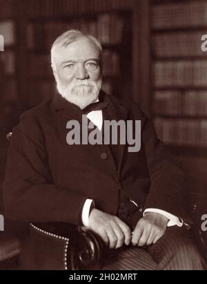 Andrew Carnegie (1835–1919) war ein schottisch-amerikanischer Industrialist und Philanthrope, der Ende des 19. Jahrhunderts die Expansion der amerikanischen Stahlindustrie leitete und zu einem der reichsten Amerikaner der Geschichte wurde. Stockfoto