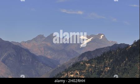 Schneebedeckter himalaya-Gipfel von der tawang-Bergstation in arunachal pradesh, nordostindien Stockfoto