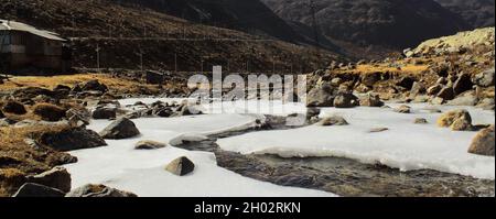 Gefrorener Gebirgsbach (nuranang chu) in der Wintersaison am sela-Pass in tawang, arunachal pradesh, nordostindien Stockfoto