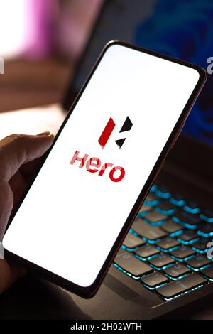 West Bangal, Indien - 09. Oktober 2021 : Hero-Logo auf Telefonbildschirm Stock Bild. Stockfoto