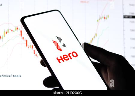 West Bangal, Indien - 09. Oktober 2021 : Hero-Logo auf Telefonbildschirm Stock Bild. Stockfoto