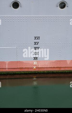 Plimsoll-Linie oder Ladelinie auf dem Seitenrumpf eines Schiffes Stockfoto