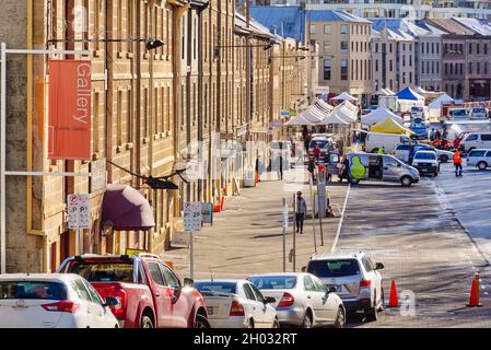 Salamanca Place direkt nach einem Markt am Samstagmorgen - Hobart, Tasmanien, Australien Stockfoto