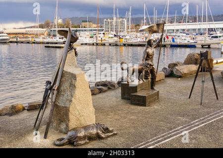 Bernacchi Tribute Sculptures on Franklin Wharf von Stephen Walker gedenken des tasmanischen Antarktisforschers Louis Bernacchi (1878 - 1942) - Hobart, Stockfoto